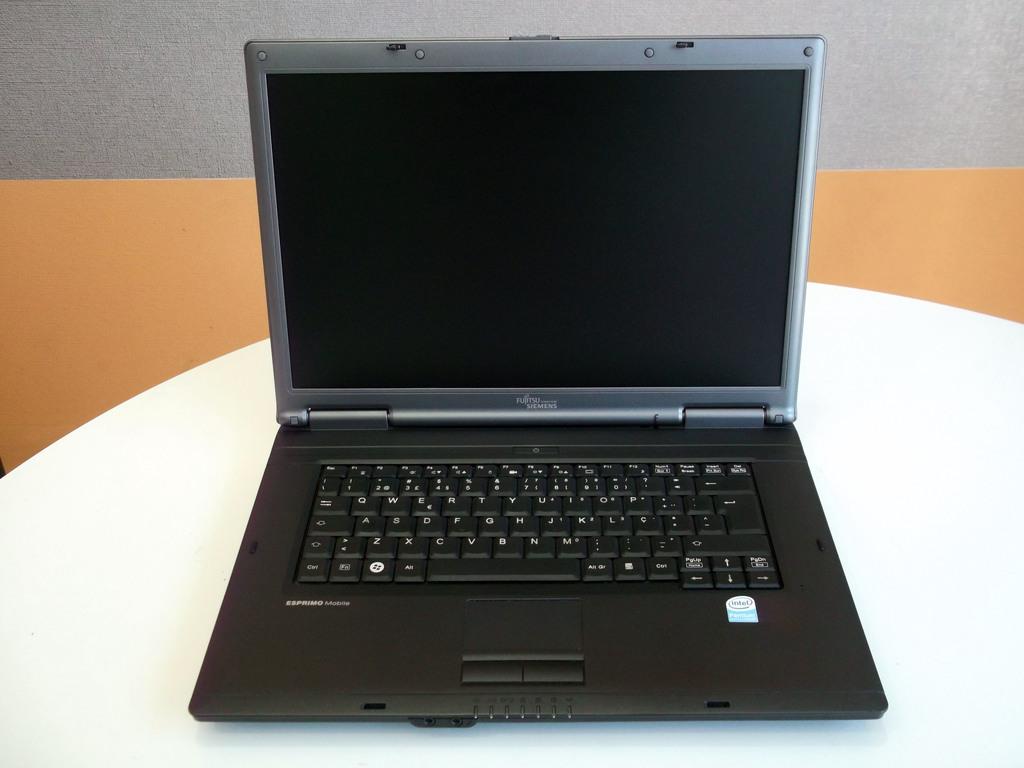 PC Portable Fujitsu Siemens V5535 D'occasion - 15.4 Pouces - Intel Core 2 Duo - 2Go RAM - 160Go HDD - Windows 7